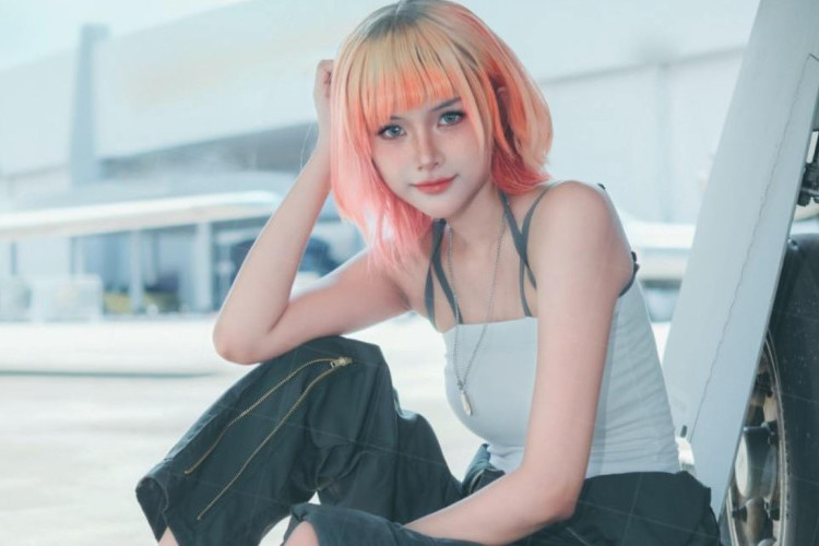 ¡Una Cosplayer Tailandesa Causa Furor en Las Redes Sociales Con Su Pelo Rosa Y Sus Bonitas Poses!